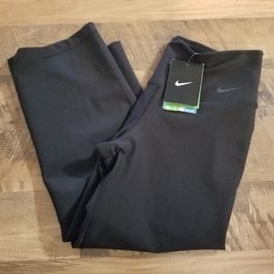 🌸 Nike Black Capri Active Pants size small